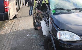 Der Opel wurde stark beschädigt. - Polizei Minden-Lübbecke Der Opel wurde stark beschädigt. - Polizei Minden-Lübbecke