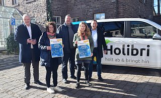 Bürgermeister Daniel Hartmann (v. l.), Klimaschutzbeauftragte Katharina Koßmann, Busunternehmer Bernhard Risse, Mobilitätsbeauftragte Karolin Bludau und NPH-Geschäftsführer Marcus Klugmann freuen sich auf den ersten Mobilitätstag in Höxter. - Stadt Höxter Bürgermeister Daniel Hartmann (v. l.), Klimaschutzbeauftragte Katharina Koßmann, Busunternehmer Bernhard Risse, Mobilitätsbeauftragte Karolin Bludau und NPH-Geschäftsführer Marcus Klugmann freuen sich auf den ersten Mobilitätstag in Höxter. - Stadt Höxter