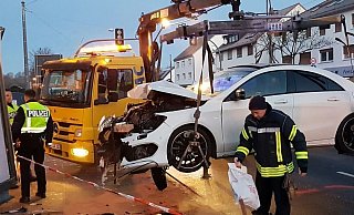 Mit einem Mercedes CLA, wie diesem, ergriff der Unbekannte die Flucht und baute ebenfalls einen Unfall. - Archivfoto: Christian Mathiesen Mit einem Mercedes CLA, wie diesem, ergriff der Unbekannte die Flucht und baute ebenfalls einen Unfall. - Archivfoto: Christian Mathiesen