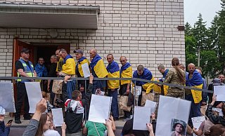 Eine neue Gruppe ukrainischer und russischer Kriegsgefangener sind bei einem Austausch freigekommen (Archivbild) - Evgeniy Maloletka/AP/dpa Eine neue Gruppe ukrainischer und russischer Kriegsgefangener sind bei einem Austausch freigekommen (Archivbild) - Evgeniy Maloletka/AP/dpa