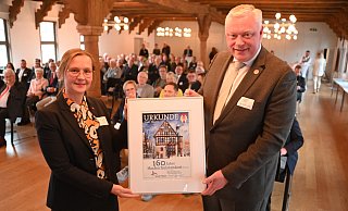 160 Jahre Hochschulstandort Höxter: Die Urkunde überreichte Höxters Bürgermeister Daniel Hartmann an Yvonne Knepper-Bartel, Professorin und Vizepräsidentin der TH OWL. - Thomas Kube 160 Jahre Hochschulstandort Höxter: Die Urkunde überreichte Höxters Bürgermeister Daniel Hartmann an Yvonne Knepper-Bartel, Professorin und Vizepräsidentin der TH OWL. - Thomas Kube