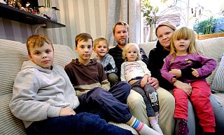 Lara und Timo Preuß leben als Patchwork-Familie mit fünf Kindern in Harsewinkel. Im Frühjahr 2025 wollen sie in ihr neues Fertighaus ziehen. - Andreas Frücht Lara und Timo Preuß leben als Patchwork-Familie mit fünf Kindern in Harsewinkel. Im Frühjahr 2025 wollen sie in ihr neues Fertighaus ziehen. - Andreas Frücht
