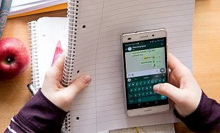 Die Gefahr, dass Schüler während des Unterrichts ihr Handy nutzen, sorgt an einigen Stellen für harte Regeln. Einige ziehen ein generelles Handyverbot in Betracht. - dpa Die Gefahr, dass Schüler während des Unterrichts ihr Handy nutzen, sorgt an einigen Stellen für harte Regeln. Einige ziehen ein generelles Handyverbot in Betracht. - dpa