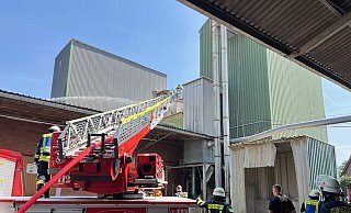 In einem Futterlager in einem Industriegebäude in Verl im Kreis Gütersloh ist ein Feuer ausgebrochen. Mehr als hundert Einsatzkräfte der Feuerwehr sind vor Ort. - Thorsten Heß In einem Futterlager in einem Industriegebäude in Verl im Kreis Gütersloh ist ein Feuer ausgebrochen. Mehr als hundert Einsatzkräfte der Feuerwehr sind vor Ort. - Thorsten Heß