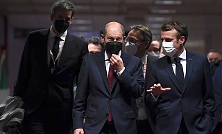 Bundeskanzler Olaf Scholz (M) und Frankreichs Präsident Emmanuel Macron (r) vor der abschließenden Pressekonferenz des EU-Gipfels. - Foto: John Thys/Pool AFP/dpa Bundeskanzler Olaf Scholz (M) und Frankreichs Präsident Emmanuel Macron (r) vor der abschließenden Pressekonferenz des EU-Gipfels. - Foto: John Thys/Pool AFP/dpa