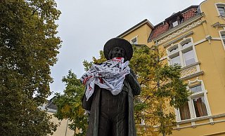 Nach einer Nacht im Regen sieht das Trikot nicht mehr ganz so frisch aus. - David Knapp Nach einer Nacht im Regen sieht das Trikot nicht mehr ganz so frisch aus. - David Knapp