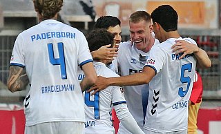 Steffen Tigges (2. v. r.) jubelt mit seinen Teamkollegen über seinen vermeintlichen 1:0-Treffer. Doch der VAR macht ihm einen Strich durch die Rechnung. - IMAGO/Jan Huebner Steffen Tigges (2. v. r.) jubelt mit seinen Teamkollegen über seinen vermeintlichen 1:0-Treffer. Doch der VAR macht ihm einen Strich durch die Rechnung. - IMAGO/Jan Huebner