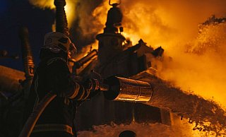 Feuerwehrleute löschen in Kiew nach einem Drohnenangriff einen Brand in einer Infrastruktureinrichtung. - Pavel Petrov/State Emergency Service of Ukraine/AP/dpa Feuerwehrleute löschen in Kiew nach einem Drohnenangriff einen Brand in einer Infrastruktureinrichtung. - Pavel Petrov/State Emergency Service of Ukraine/AP/dpa