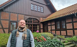 Immobilienmakler Maximilian Remmert gewährt einen Blick in das Haus mit einer Wohnfläche von 380 Quadratmetern. - Uwe Pollmeier Immobilienmakler Maximilian Remmert gewährt einen Blick in das Haus mit einer Wohnfläche von 380 Quadratmetern. - Uwe Pollmeier