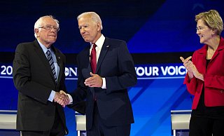 Beifall für die alten Männer: Bernie Sanders (l.) und Ex-Vize-Prosident Joe Biden. - picture alliance Beifall für die alten Männer: Bernie Sanders (l.) und Ex-Vize-Prosident Joe Biden. - picture alliance