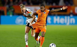 Lineth Beerensteyn (r), hier gegen DFB-Vizekapitänin Janina Minge, stellte ihre Treffsicherheit unter Beweis. - Toin Damen/dpa Lineth Beerensteyn (r), hier gegen DFB-Vizekapitänin Janina Minge, stellte ihre Treffsicherheit unter Beweis. - Toin Damen/dpa
