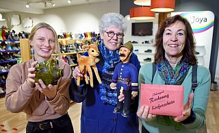 Angelina Meiler vom Schuhhaus Hellweg freut sich mit Petra Kleinelanghorst über die Spende, die Bettina Becker vom Schulbauernhof in Empfang nimmt (v.l.). - Barbara Franke Angelina Meiler vom Schuhhaus Hellweg freut sich mit Petra Kleinelanghorst über die Spende, die Bettina Becker vom Schulbauernhof in Empfang nimmt (v.l.). - Barbara Franke
