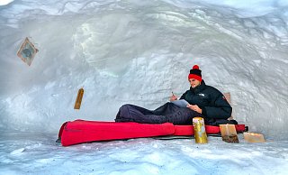 Hat sich einen Kindheitstraum mit dem Iglu-Bau erfüllt: Sebastian Jan Zielonka (25) hat eine ganze Nacht darin verbracht. - Andreas Zobe Hat sich einen Kindheitstraum mit dem Iglu-Bau erfüllt: Sebastian Jan Zielonka (25) hat eine ganze Nacht darin verbracht. - Andreas Zobe