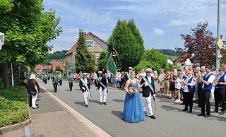 Die Schützen in Sandebeck waren sehr erfreut über die vielen Zuschauer im Ort. - Lennart Schlütz Die Schützen in Sandebeck waren sehr erfreut über die vielen Zuschauer im Ort. - Lennart Schlütz