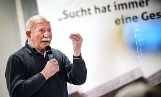 Werner Hansch berichtet am Freitag, 18. Juli, in der Schlattheide über seinen Weg aus der Spielsucht. - Barbara Franke Werner Hansch berichtet am Freitag, 18. Juli, in der Schlattheide über seinen Weg aus der Spielsucht. - Barbara Franke