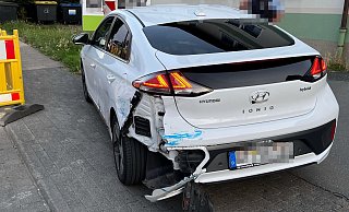 Der Hyundai Ioniq ist bei der Verfolgungsjagd in Bielefeld stark beschädigt worden. - Polizei Bielefeld Der Hyundai Ioniq ist bei der Verfolgungsjagd in Bielefeld stark beschädigt worden. - Polizei Bielefeld