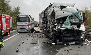 Bei einem Auffahrunfall auf der A 44 bei Haaren verletzte sich der Fahrer des auffahrenden LKW. - Feuerwehr Bad Wünnenberg Bei einem Auffahrunfall auf der A 44 bei Haaren verletzte sich der Fahrer des auffahrenden LKW. - Feuerwehr Bad Wünnenberg