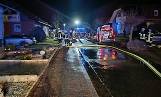Großeinsatz: 83 Feuerwehrleute sind in Manrode vor Ort. - Manuela Puls Großeinsatz: 83 Feuerwehrleute sind in Manrode vor Ort. - Manuela Puls