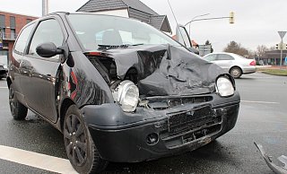 Beide Fahrzeuge, darunter der Renault, wurden stark beschädigt. - Polizei Beide Fahrzeuge, darunter der Renault, wurden stark beschädigt. - Polizei