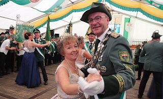 Tanz des Stukenbrocker Königspaares: Gabi und Manfred Bonensteffen drehen glücklich ihre Runden im Festzelt - Knut Dinter Tanz des Stukenbrocker Königspaares: Gabi und Manfred Bonensteffen drehen glücklich ihre Runden im Festzelt - Knut Dinter