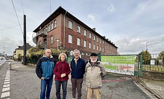 Michael Jürgens (v.l.), Carola Poly, Heinrich Voß und Andreas Bock von der Nachbarschaftsinitiative der Rochdale-Kaserne (hinten) sind enttäuscht und doch zuversichtlich. Sie sehen Bielefeld als Sonderfall. - Neue Westfälische Michael Jürgens (v.l.), Carola Poly, Heinrich Voß und Andreas Bock von der Nachbarschaftsinitiative der Rochdale-Kaserne (hinten) sind enttäuscht und doch zuversichtlich. Sie sehen Bielefeld als Sonderfall. - Neue Westfälische