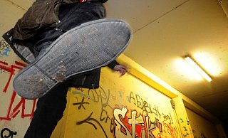 Die Jugendlichen traten sogar noch auf den 14-Jährigen ein, als er bereits am Boden lag. - Symbolfoto: Andreas Frücht Die Jugendlichen traten sogar noch auf den 14-Jährigen ein, als er bereits am Boden lag. - Symbolfoto: Andreas Frücht