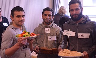 Neu im Land: Mohammad (v. l.), Ali und Billa haben zur Weihnachtsfeier in Lichtenau auch etwas mitgebracht. - Dietmar Gröbing Neu im Land: Mohammad (v. l.), Ali und Billa haben zur Weihnachtsfeier in Lichtenau auch etwas mitgebracht. - Dietmar Gröbing