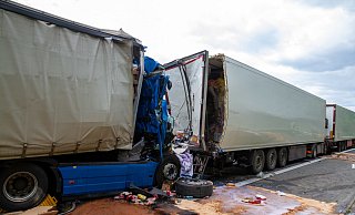 Durch die Kollision wurde der stehende Sattelzug auf einen davor wartenden Lastwagen aufgeschoben. - Feuerwehr Porta/Michael Horst Durch die Kollision wurde der stehende Sattelzug auf einen davor wartenden Lastwagen aufgeschoben. - Feuerwehr Porta/Michael Horst
