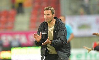Erfolgshungrig: Der Coach des Sportclub Verl, Rino Capretti, will mit seinem Team den Westfalenpokal gewinnen. - Jens Dünhölter Erfolgshungrig: Der Coach des Sportclub Verl, Rino Capretti, will mit seinem Team den Westfalenpokal gewinnen. - Jens Dünhölter