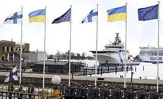Die Nationalflaggen Finnlands, der Ukraine und der EU wehen vor dem Präsidentenpalast in Helsinki. - Vesa Moilanen/Lehtikuva/dpa Die Nationalflaggen Finnlands, der Ukraine und der EU wehen vor dem Präsidentenpalast in Helsinki. - Vesa Moilanen/Lehtikuva/dpa