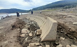 Das Staumauermodell im Maßstab 1:40 war vor dem Bau errichtet worden, um Abflüsse und Mechanismen auszuprobieren. Dass es komplett von Wasser frei liegt, das kommt sehr selten vor, erklären Einheimische. - Simone Flörke Das Staumauermodell im Maßstab 1:40 war vor dem Bau errichtet worden, um Abflüsse und Mechanismen auszuprobieren. Dass es komplett von Wasser frei liegt, das kommt sehr selten vor, erklären Einheimische. - Simone Flörke