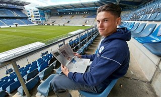Groß, größer, Großer: Maximilian Großer mit der "NW"-Ausgabe, in der sein Bild den Text zu Arminias Meisterstück schmückt. - Gregor Winkler Groß, größer, Großer: Maximilian Großer mit der "NW"-Ausgabe, in der sein Bild den Text zu Arminias Meisterstück schmückt. - Gregor Winkler