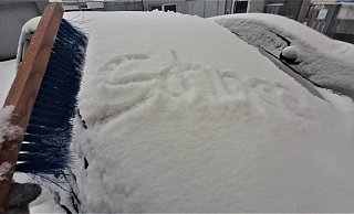 Wer am Sonntagmorgen im Süden des Kreises loswollte, musste erstmal sein Auto freikehren. - Simone Flörke Wer am Sonntagmorgen im Süden des Kreises loswollte, musste erstmal sein Auto freikehren. - Simone Flörke