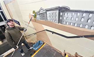 Philipp legt eine Versiegelung über die Motive an den Fliesenwänden – das schützt gegen Schmutz und gegen Graffiti. - Simone Flörke Philipp legt eine Versiegelung über die Motive an den Fliesenwänden – das schützt gegen Schmutz und gegen Graffiti. - Simone Flörke