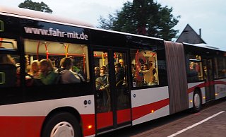 Hier soll gespart werden: Ein Schulbus im Kreis Höxter ist im Auftrag des NPH unterwegs. - Josef Köhne Hier soll gespart werden: Ein Schulbus im Kreis Höxter ist im Auftrag des NPH unterwegs. - Josef Köhne