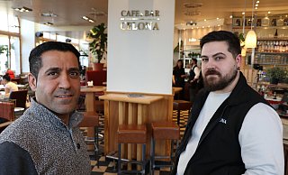 Geschäftsführer Isa Yadel (l.) und Betriebsleiter Berkhan Engin im kernsanierten Café & Bar Celona in Paderborn. Vor allem die Küche wurde veränderten Bedürfnissen angepasst. - Holger Kosbab Geschäftsführer Isa Yadel (l.) und Betriebsleiter Berkhan Engin im kernsanierten Café & Bar Celona in Paderborn. Vor allem die Küche wurde veränderten Bedürfnissen angepasst. - Holger Kosbab