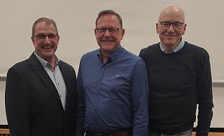 Ratsherr Claudius Bambeck (M.) ist Bürgermeisterkandidat der FWG für Bad Lippspringe. Ihm gratulieren FWG-Chef Erik Ernst (l.) und der Fraktionsvorsitzende Markus Wille. - FWG Ratsherr Claudius Bambeck (M.) ist Bürgermeisterkandidat der FWG für Bad Lippspringe. Ihm gratulieren FWG-Chef Erik Ernst (l.) und der Fraktionsvorsitzende Markus Wille. - FWG