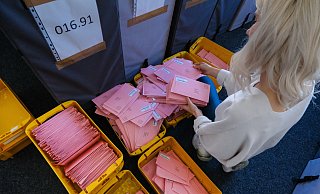 Die eingegangenen Wahlbriefe werden nach Wahlbezirken vorsortiert. Ausgezählt wird erst am Sonntag. - Andreas Zobe Die eingegangenen Wahlbriefe werden nach Wahlbezirken vorsortiert. Ausgezählt wird erst am Sonntag. - Andreas Zobe
