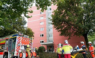 In einer Küche im siebten Obergeschoss dieses Mehrfamilienwohnhauses löschten Einsätzkräfte der Feuerwehr Paderborn brennendes Essen auf dem Küchenherd. - Ralph Meyer In einer Küche im siebten Obergeschoss dieses Mehrfamilienwohnhauses löschten Einsätzkräfte der Feuerwehr Paderborn brennendes Essen auf dem Küchenherd. - Ralph Meyer