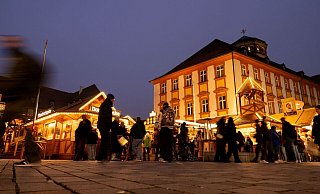 Das Winterdorf in der Bayreuther Fußgängerzone verbreitet schon ab Mitte Oktober weihnachtliche Stimmung. (Archivbild) - Pia Bayer/dpa Das Winterdorf in der Bayreuther Fußgängerzone verbreitet schon ab Mitte Oktober weihnachtliche Stimmung. (Archivbild) - Pia Bayer/dpa