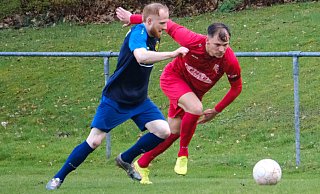 In einem umkämpften Derby setzte sich der FC Türk Sport um Aleksei Belov (r.) glücklich mit 2:1 gegen Vitaliy Kulpa und seine Heeper durch. - Andreas Zobe In einem umkämpften Derby setzte sich der FC Türk Sport um Aleksei Belov (r.) glücklich mit 2:1 gegen Vitaliy Kulpa und seine Heeper durch. - Andreas Zobe