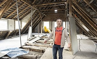 Mehmet Ari hat den Obergeschoss und Dachboden komplett entkernt. Hier sollen acht 20 Quadratmeter große Zimmer entstehen. - Jörg Dieckmann Mehmet Ari hat den Obergeschoss und Dachboden komplett entkernt. Hier sollen acht 20 Quadratmeter große Zimmer entstehen. - Jörg Dieckmann