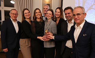 Pressesprecher Carsten Rosenberg ( v.l.). die Rollkunstläuferinnen Sophie Rehlaender, und Janine Apke, Schatzmeister Peter Kögel, die beiden Rollkunstläuferinnen Tabea Demberg und Nina Rehlaender sowie der erste Vorsitzende Michael Ruprecht und sein Stellvertreter Volker Nolting bei der Preisverleihung. - Elke Niedringhaus-Haasper Pressesprecher Carsten Rosenberg ( v.l.). die Rollkunstläuferinnen Sophie Rehlaender, und Janine Apke, Schatzmeister Peter Kögel, die beiden Rollkunstläuferinnen Tabea Demberg und Nina Rehlaender sowie der erste Vorsitzende Michael Ruprecht und sein Stellvertreter Volker Nolting bei der Preisverleihung. - Elke Niedringhaus-Haasper