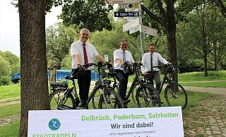 Die drei Bürgermeister von Delbrück, Paderborn und Salzkotten, Werner Peitz (v. l.), Michael Dreier und Ulrich Berger, wollen mit dem Stadtradeln einen Beitrag zum Klimaschutz in ihren Städten leisten. - Moritz Jülich Die drei Bürgermeister von Delbrück, Paderborn und Salzkotten, Werner Peitz (v. l.), Michael Dreier und Ulrich Berger, wollen mit dem Stadtradeln einen Beitrag zum Klimaschutz in ihren Städten leisten. - Moritz Jülich