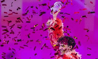 Sieger Nemo jubelt mit der zerbrochenen Trophäe - umgeben von Konfetti. Doch beim ESC ist lange nicht mehr alles Gold was glänzt. - Jens Büttner/dpa Sieger Nemo jubelt mit der zerbrochenen Trophäe - umgeben von Konfetti. Doch beim ESC ist lange nicht mehr alles Gold was glänzt. - Jens Büttner/dpa