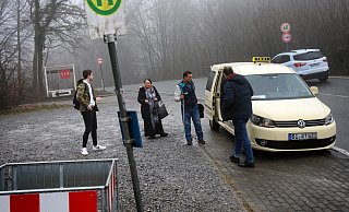 Die Asylbewerber werden mit Großraum-Taxen in die Stadt chauffiert. Glücklich ist damit kaum jemand. - Barbara Franke Die Asylbewerber werden mit Großraum-Taxen in die Stadt chauffiert. Glücklich ist damit kaum jemand. - Barbara Franke