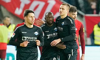 Beim letzten SCP-Gastspiel in Kaiserslautern traf David Kinsombi (M.), der hier Glückwünsche von Filip Bilbija entgegennimmt, per Elfmeter zum 1:1. Am Ende siegte Paderborn mit 2:1. - picture alliance/dpa Beim letzten SCP-Gastspiel in Kaiserslautern traf David Kinsombi (M.), der hier Glückwünsche von Filip Bilbija entgegennimmt, per Elfmeter zum 1:1. Am Ende siegte Paderborn mit 2:1. - picture alliance/dpa