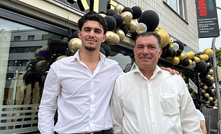 Der junge Inhaber Adam Azad Joki (links) wird von seinem Vater Azad Osmani im Lokal unterstützt. - Jennifer Retslav Der junge Inhaber Adam Azad Joki (links) wird von seinem Vater Azad Osmani im Lokal unterstützt. - Jennifer Retslav