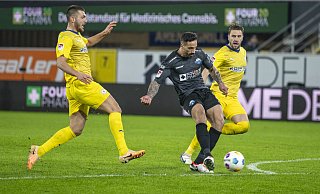 SCP-Joker Adriano Grimaldi netzt zum 1:1 ein. Die Braunschweiger Hasan Kurucay (l.) und Ermin Bicakcic kommen zu spät. - dpa SCP-Joker Adriano Grimaldi netzt zum 1:1 ein. Die Braunschweiger Hasan Kurucay (l.) und Ermin Bicakcic kommen zu spät. - dpa