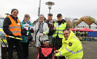 Klaus Steude (v.l.), Jutta Krüger, Volker Rätz und Sieghard Driftmann statten Erika Sander (Mitte) mit Leuchtmaterialien aus. Polizeibeamter Stephan Spanke beklebt den Rollator mit reflektierender Folie. - Heidi Froreich Klaus Steude (v.l.), Jutta Krüger, Volker Rätz und Sieghard Driftmann statten Erika Sander (Mitte) mit Leuchtmaterialien aus. Polizeibeamter Stephan Spanke beklebt den Rollator mit reflektierender Folie. - Heidi Froreich